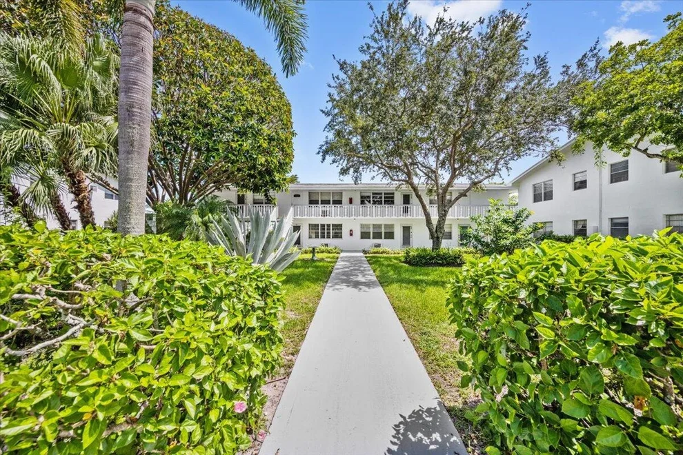 Unit for sale at 403 Sheffield Q, West Palm Beach, FL 33417