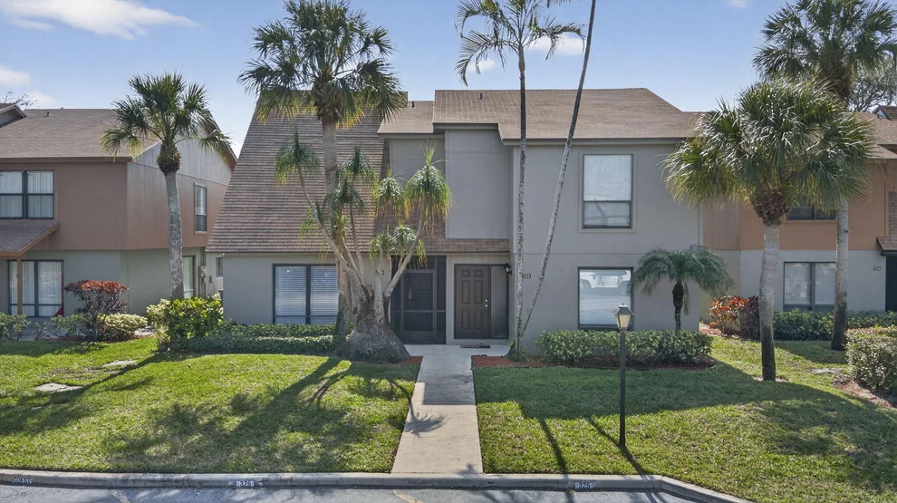Unit for sale at 326 Sandtree Drive, Palm Beach Gardens, FL 33403