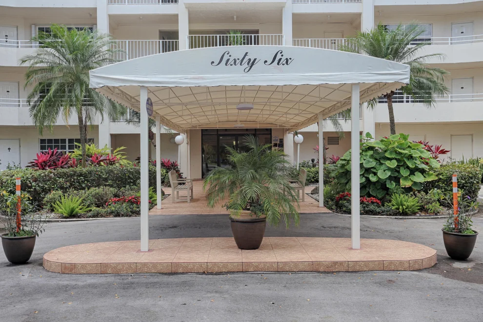 Unit for sale at 565 Oaks Lane, Pompano Beach, FL 33069