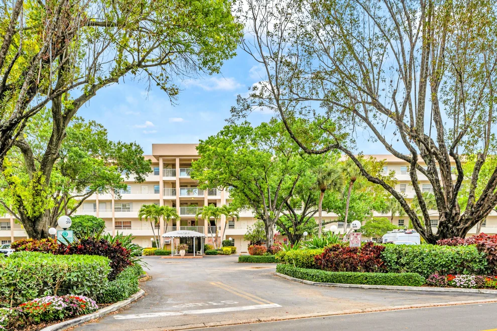 Unit for sale at 3970 Oaks Clubhouse Drive, Pompano Beach, FL 33069