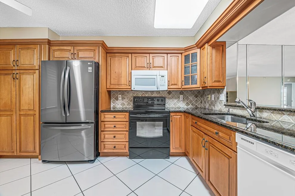 Unit for sale at 14112 Huntington Pointe Drive, Delray Beach, FL 33484