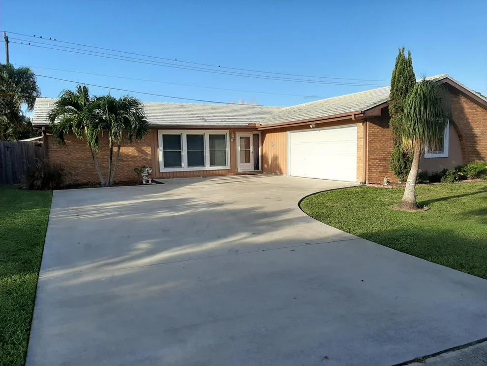 Unit for sale at 324 Alemeda Drive, Palm Springs, FL 33461