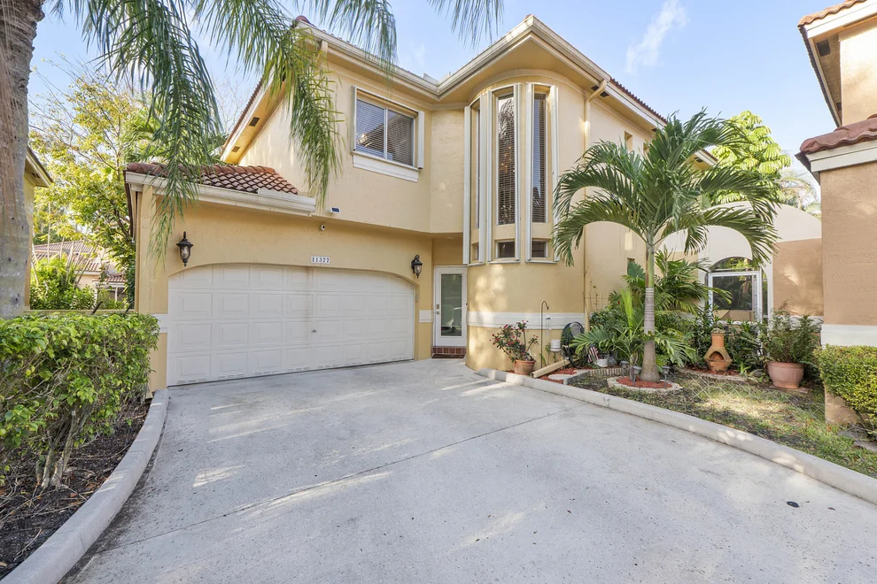Unit for sale at 11377 Lakeview Drive, Coral Springs, FL 33071