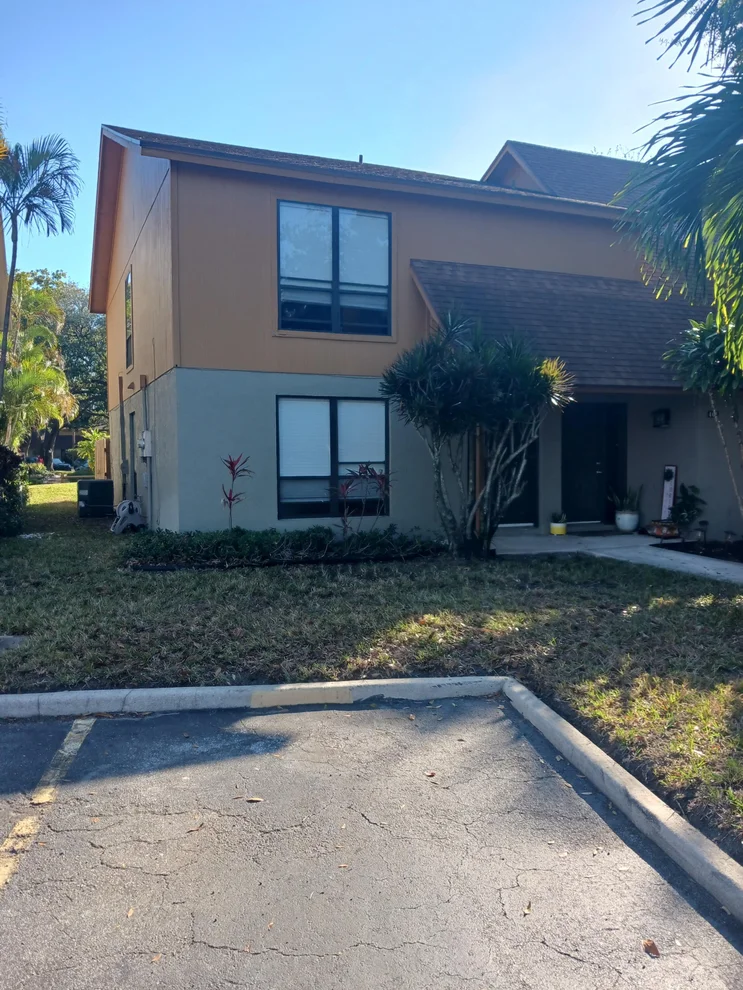 Unit for sale at 402 Sandtree Drive, Palm Beach Gardens, FL 33403