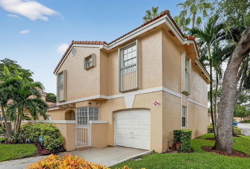 Unit for sale at 11461 Lakeview Drive, Coral Springs, FL 33071