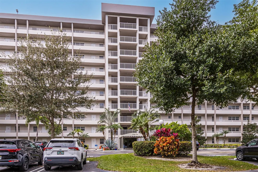Unit for sale at 575 Oaks Lane, Pompano Beach, FL 33069