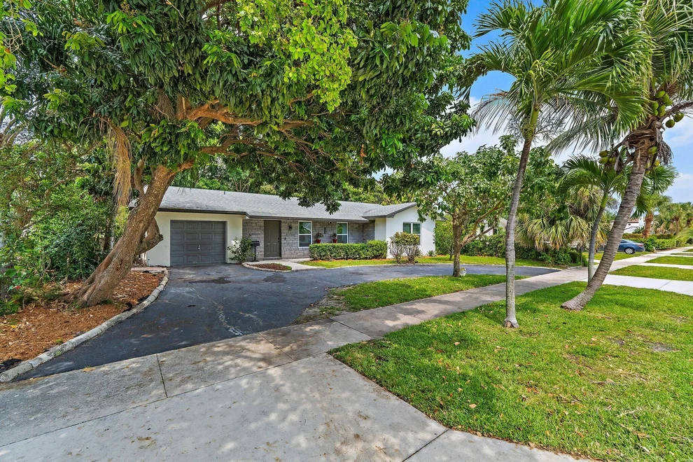 Unit for sale at 425 Greenbriar Drive, Lake Park, FL 33403