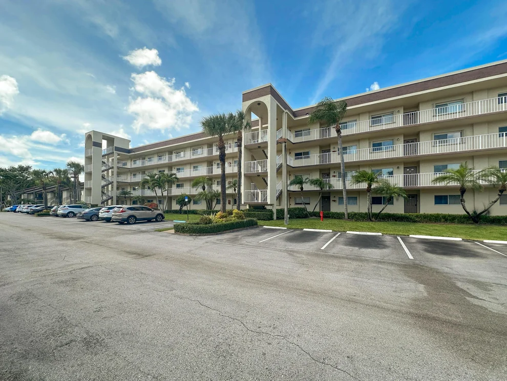Unit for sale at 4735 E Lucerne Lakes Blvd E, Lake Worth, FL 33467