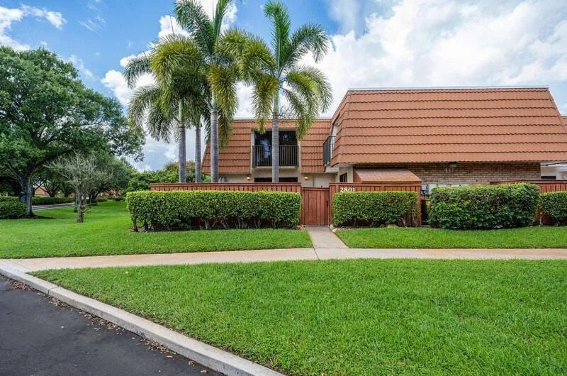 Unit for sale at 2801 Waterford Drive N, Deerfield Beach, FL 33442