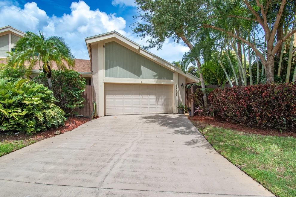 Unit for sale at 7837 Kenway Place W, Boca Raton, FL 33433