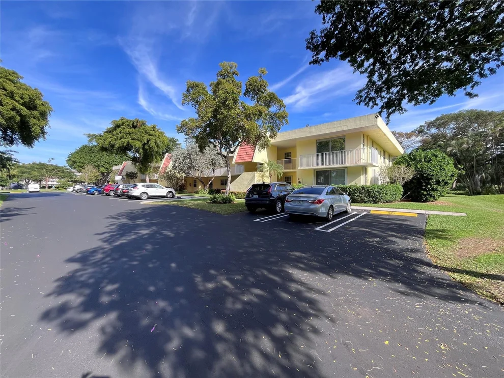 Unit for sale at 500 Oaks Lane, Pompano Beach, FL 33069