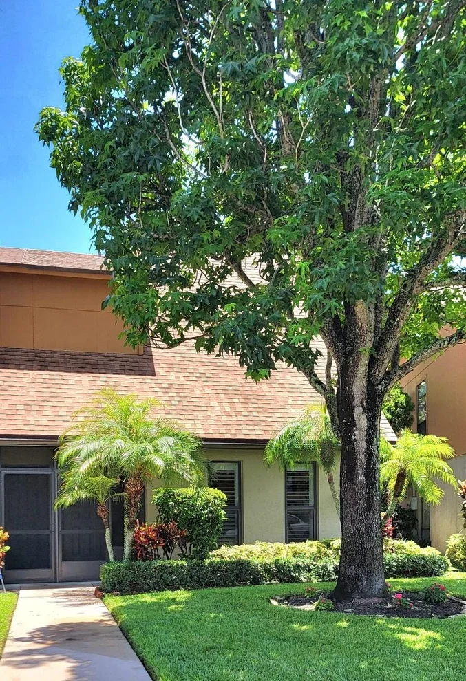 Unit for sale at 323 Sandtree Drive, Palm Beach Gardens, FL 33403