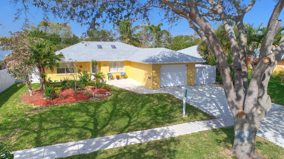 Unit for sale at 7455 Sunny Hills Terrace, Lantana, FL 33462