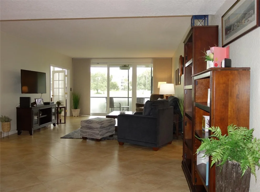 Unit for sale at 565 Oaks Lane, Pompano Beach, FL 33069