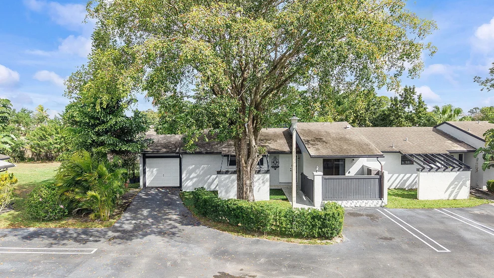 Unit for sale at 107 Conaskonk Circle, Royal Palm Beach, FL 33411