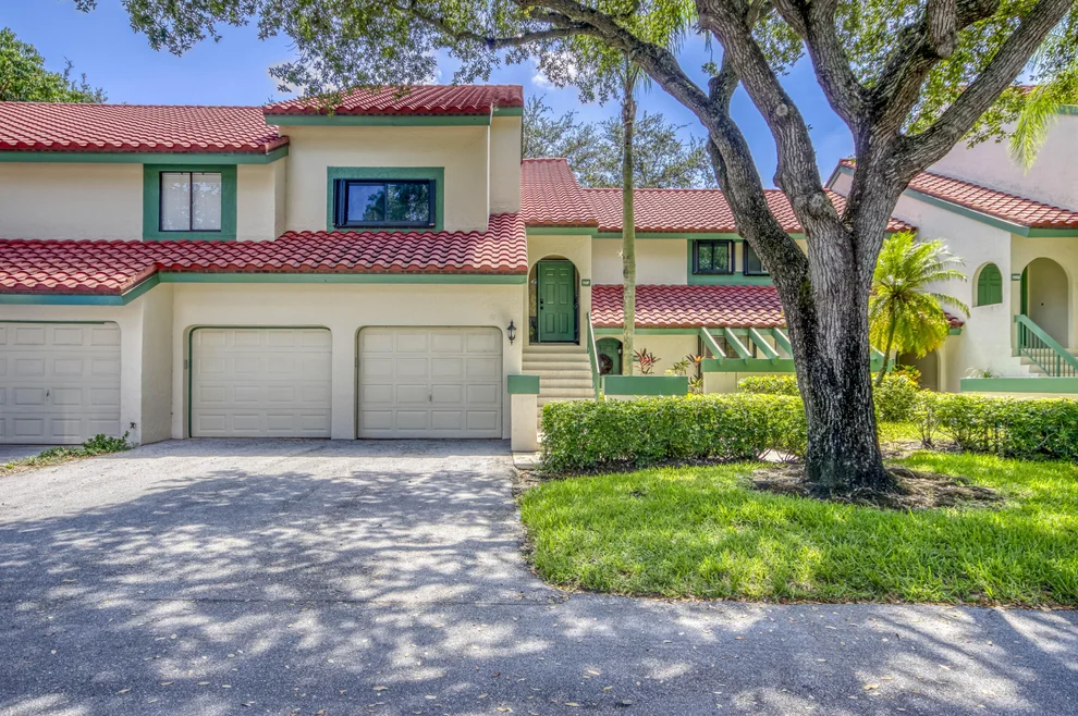 Unit for sale at 10 Lexington Lane E, Palm Beach Gardens, FL 33418