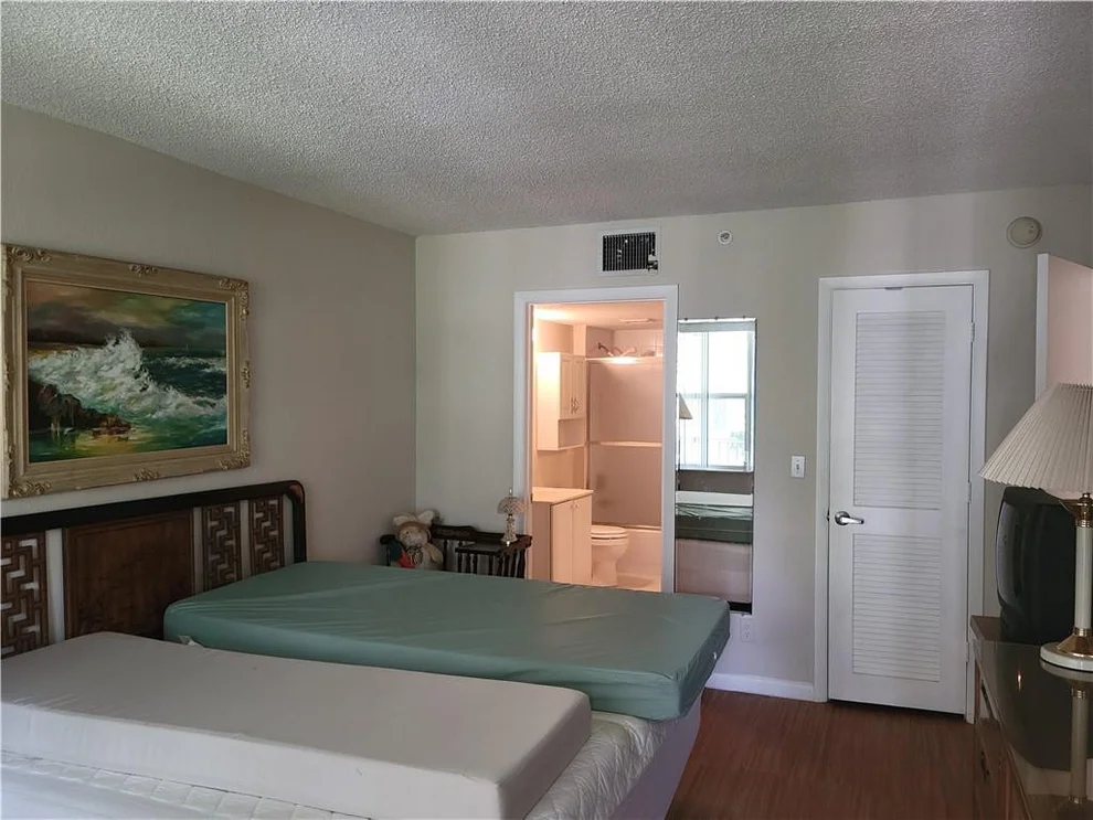 Unit for sale at 4025 N Federal Highway, Oakland Park, FL 33308