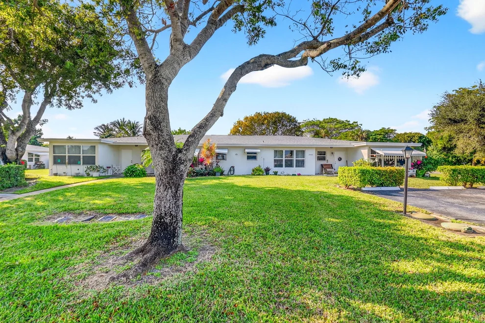 Unit for sale at 7293 W Oakridge Circle, Lake Worth, FL 33462