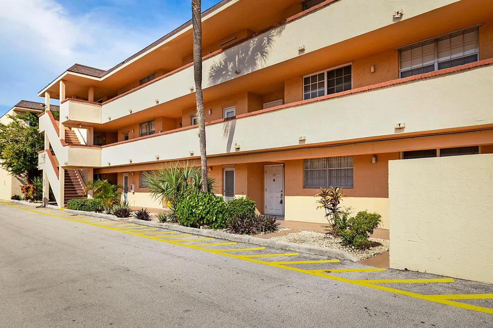 Unit for sale at 4502 N Federal Highway, Lighthouse Point, FL 33064