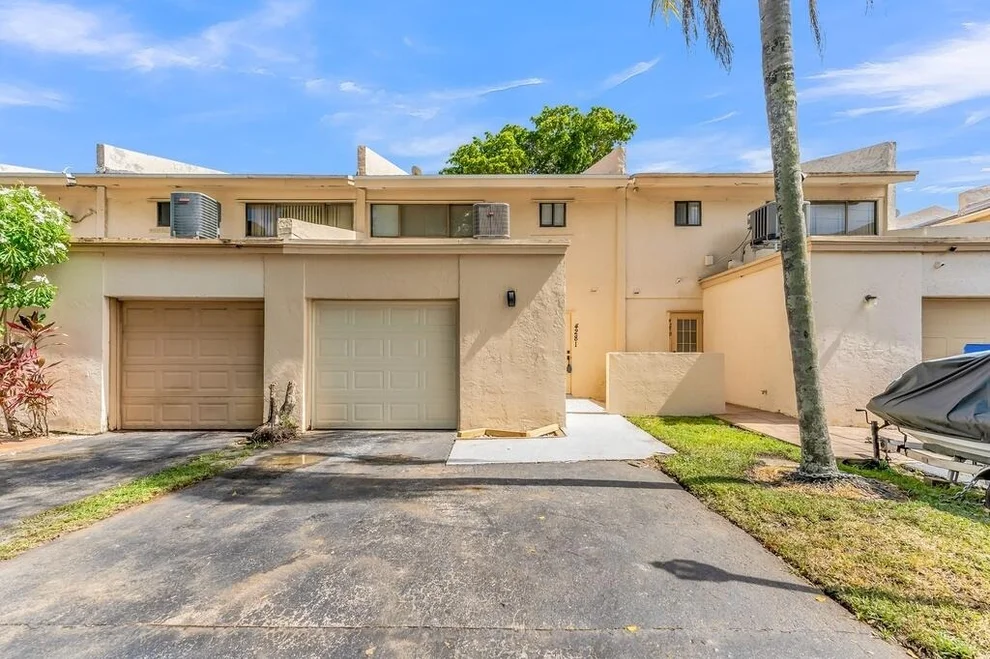 Unit for sale at 4281 NW 76 Avenue, Davie, FL 33328