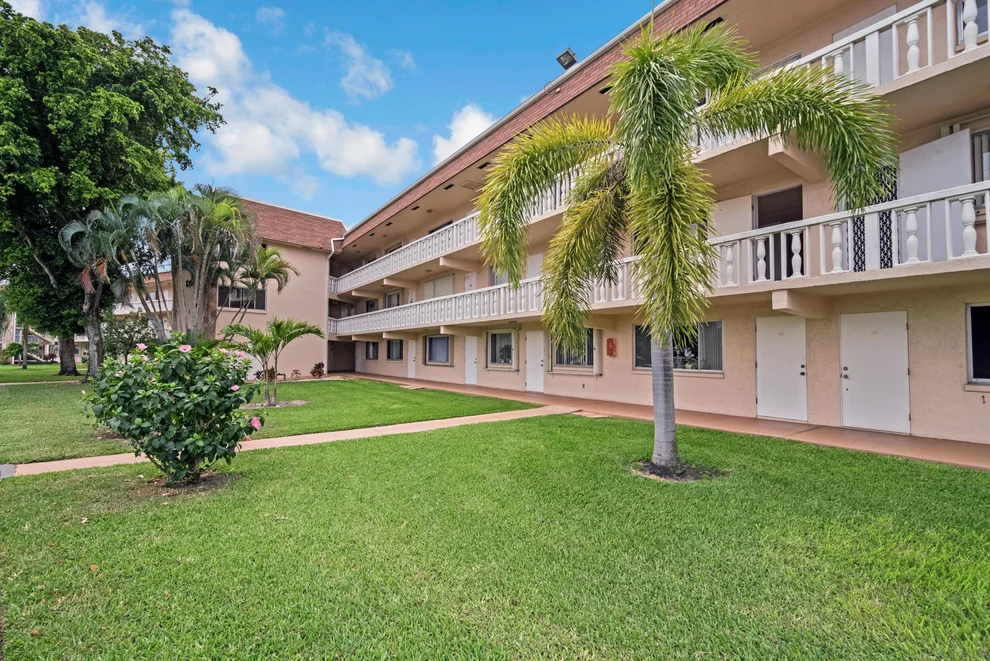 Unit for sale at 200 Village Green Circle, Palm Springs, FL 33461