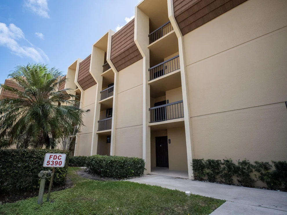 Unit for sale at 5390 Woodland Lakes Drive, Palm Beach Gardens, FL 33418