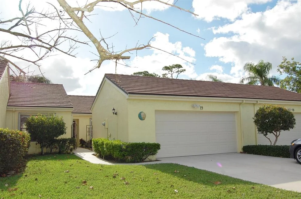 Unit for sale at 19 Edinburgh Drive, Palm Beach Gardens, FL 33418
