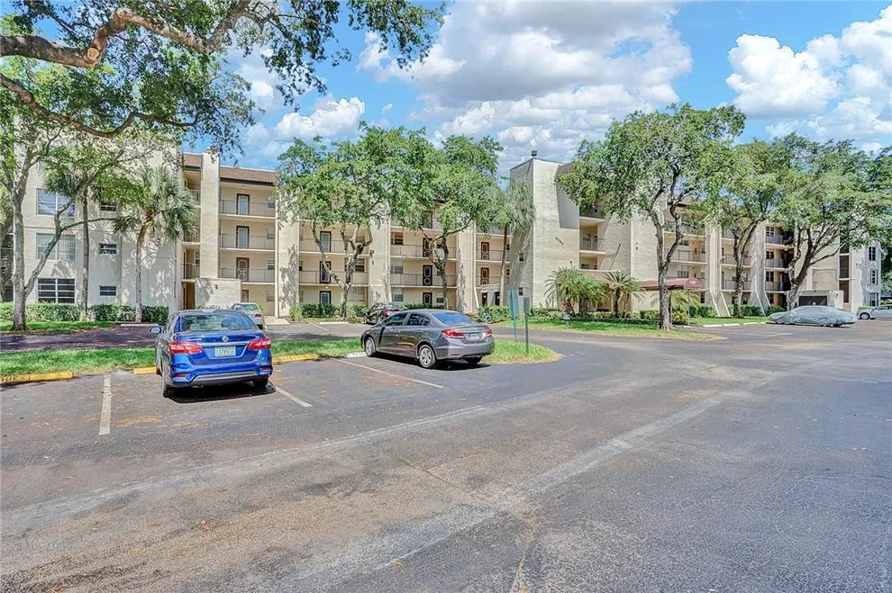 Unit for sale at 9460 Poinciana Place, Davie, FL 33324