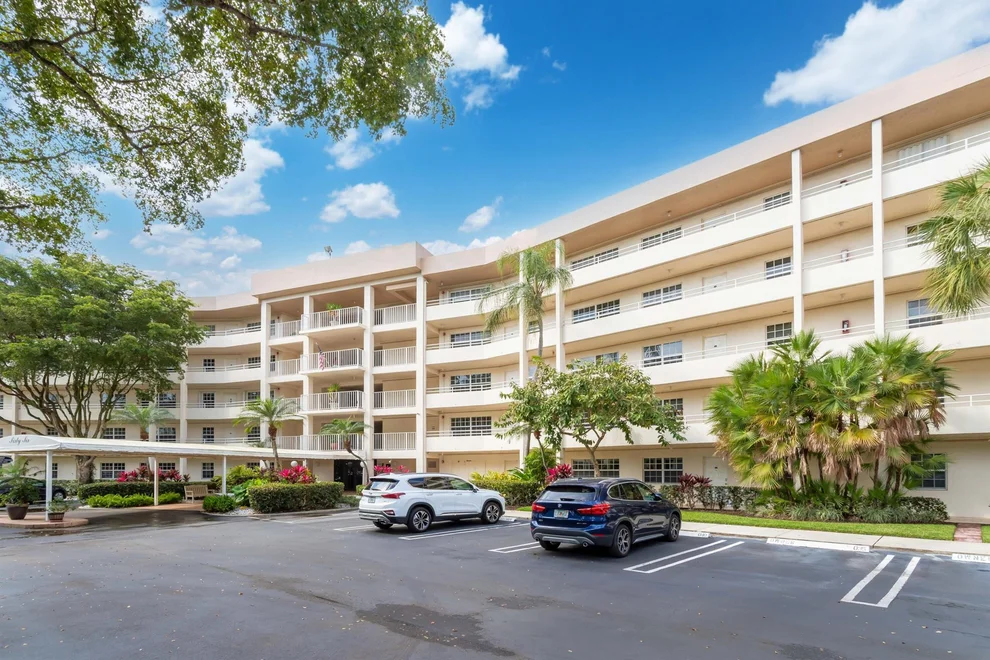 Unit for sale at 565 Oaks Lane, Pompano Beach, FL 33069