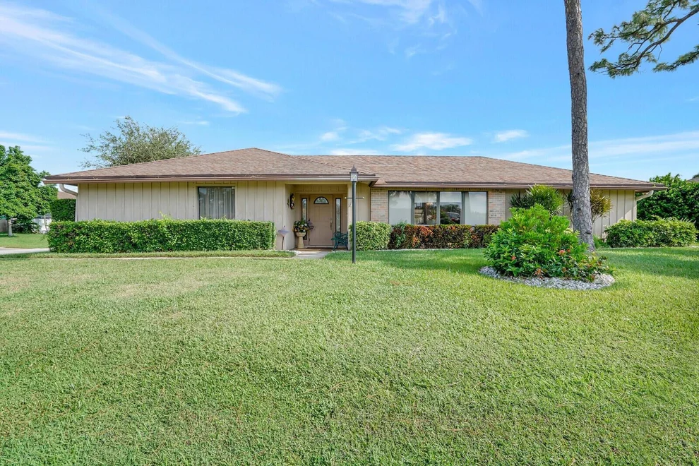 Unit for sale at 4831 Dorchester Mews, Haverhill, FL 33415
