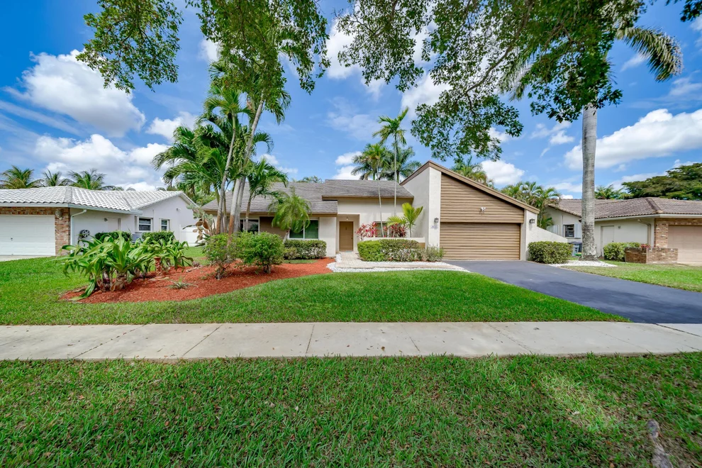 Unit for sale at 9641 NW 11th Street, Plantation, FL 33322