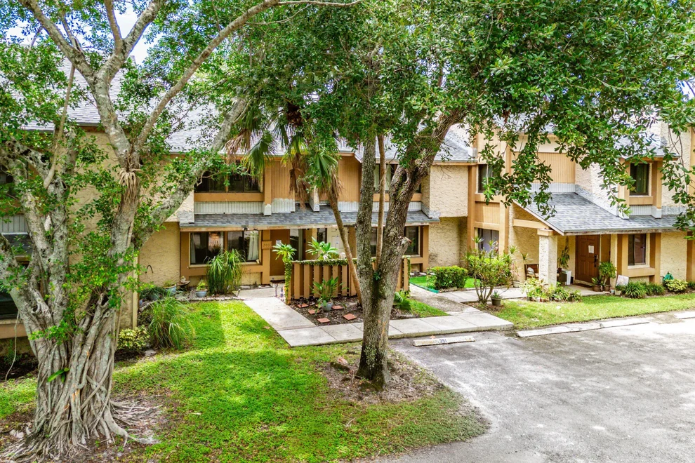 Unit for sale at 209 Wimbledon Lakes Drive, Plantation, FL 33324