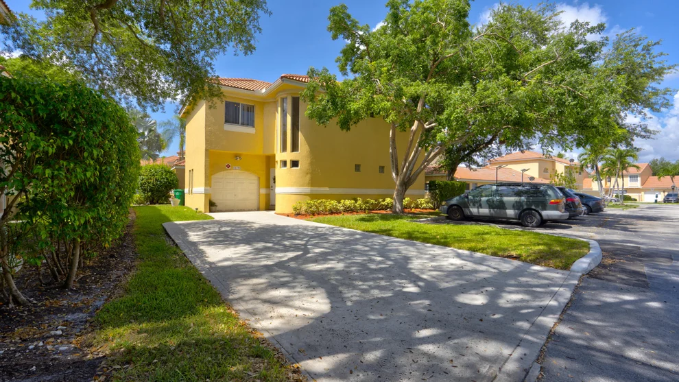 Unit for sale at 11373 Lakeview Drive, Coral Springs, FL 33071