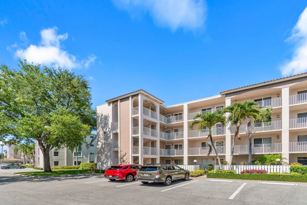 Unit for sale at 14112 Huntington Pointe Drive, Delray Beach, FL 33484