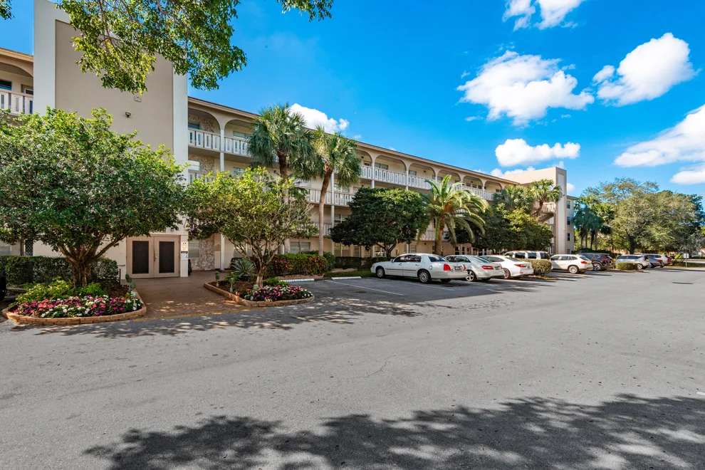 Unit for sale at 2102 Lucaya Bend, Coconut Creek, FL 33066