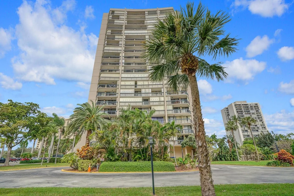 Unit for sale at 2425 Presidential Way, West Palm Beach, FL 33401