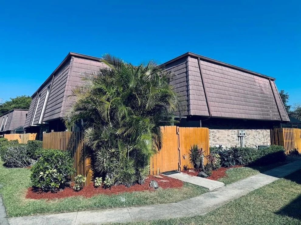 Unit for sale at 7674 Courtyard Run Run W, Boca Raton, FL 33433