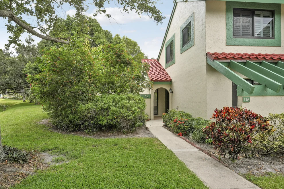 Unit for sale at 13 Lexington Lane E, Palm Beach Gardens, FL 33418