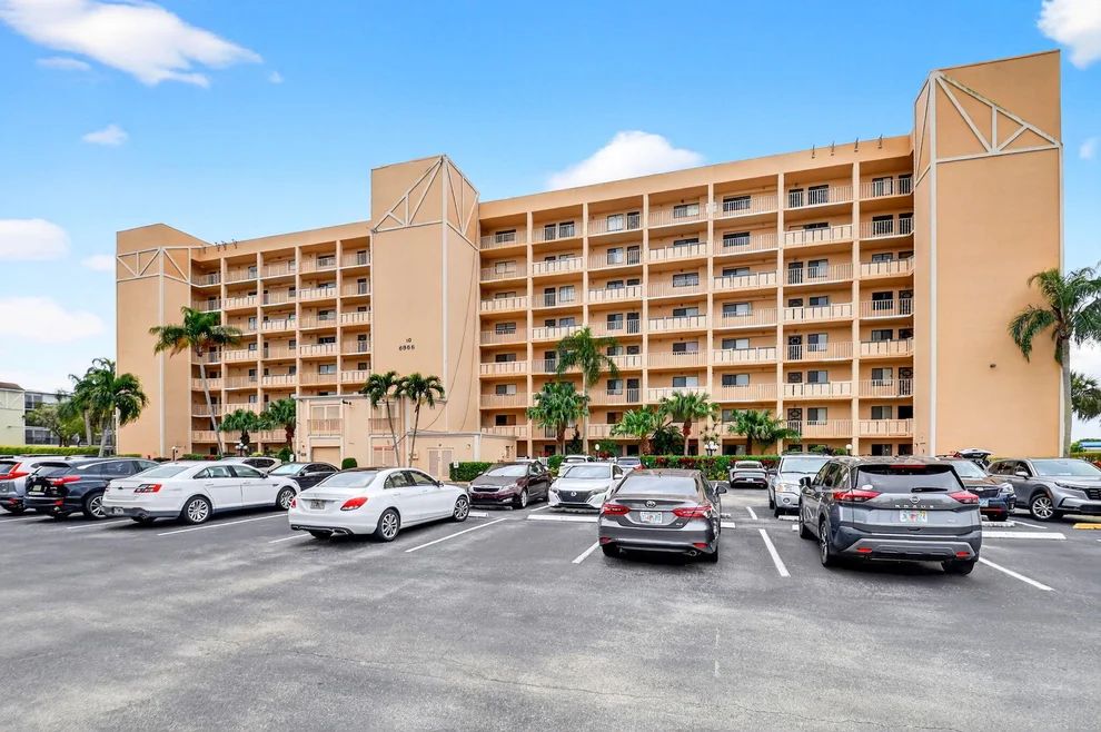 Unit for sale at 6866 Huntington Lane, Delray Beach, FL 33446