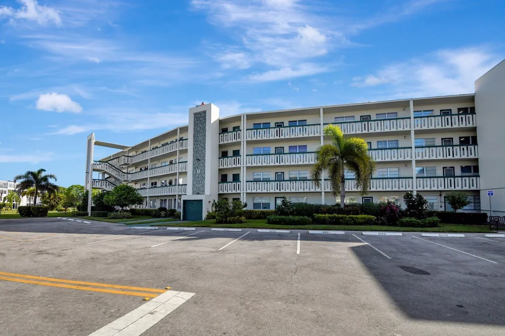 Unit for sale at 2090 Oakridge U, Deerfield Beach, FL 33442