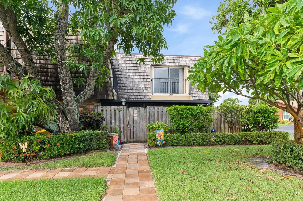 Unit for sale at 556 SE 28th Circle, Boynton Beach, FL 33435