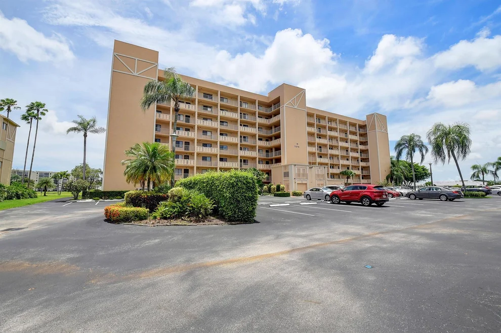 Unit for sale at 7076 Huntington Lane, Delray Beach, FL 33446