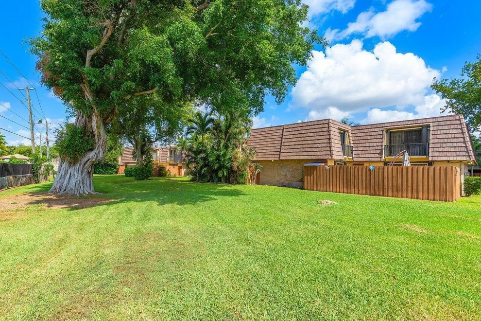 Unit for sale at 853 Springdale Circle, Palm Springs, FL 33461