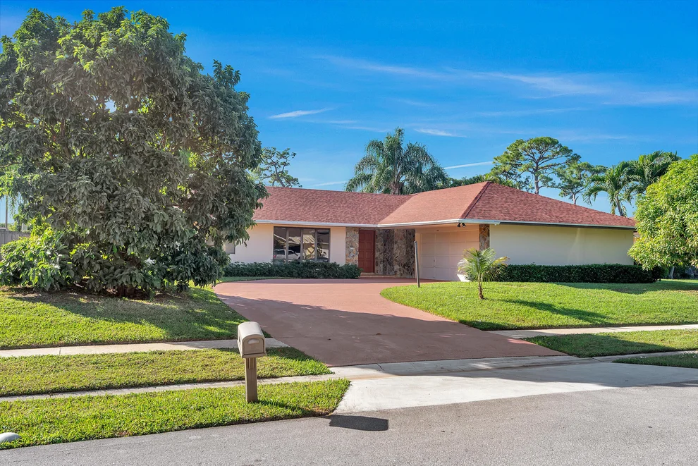 Unit for sale at 834 Briarwood Drive, Haverhill, FL 33415