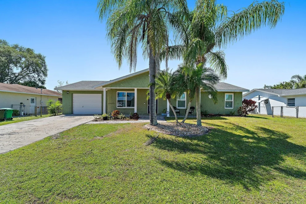 Unit for sale at 422 SE Lamon Lane, Port St Lucie, FL 34983