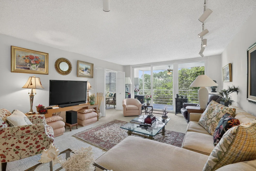 Unit for sale at 3900 Oaks Clubhouse Drive, Pompano Beach, FL 33069