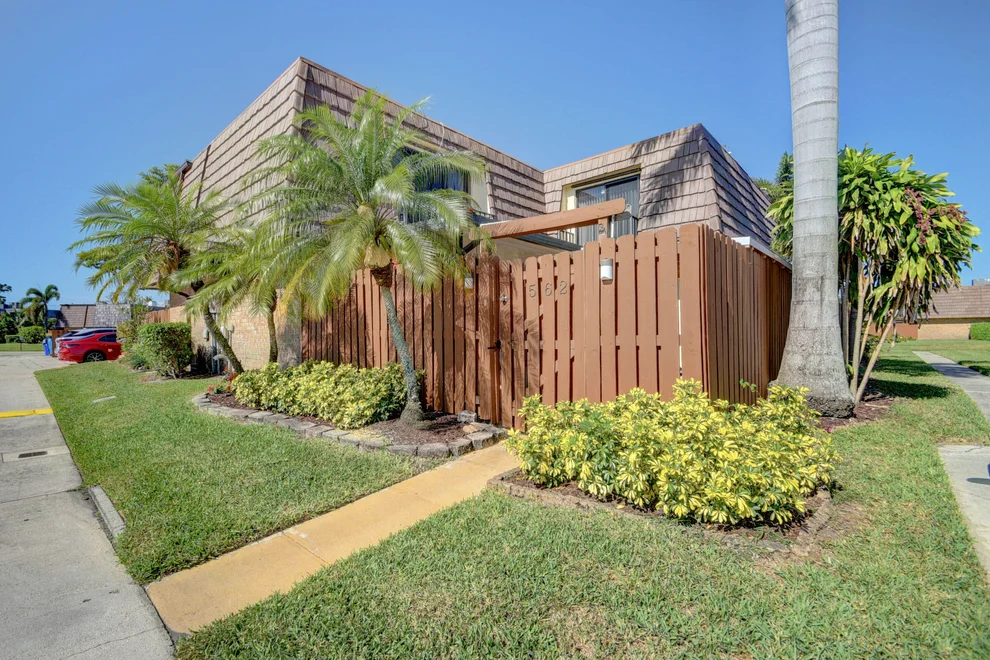 Unit for sale at 562 Springdale Circle, Palm Springs, FL 33461