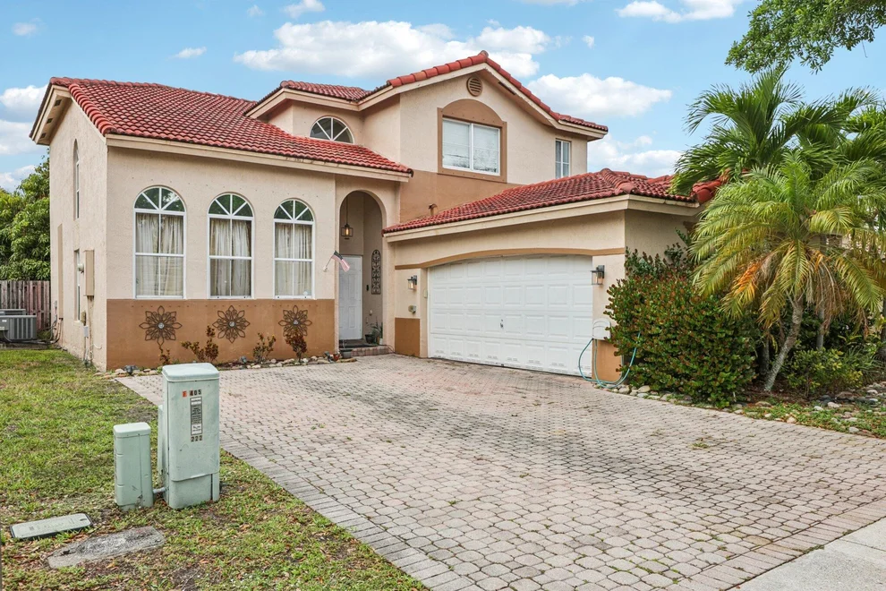 Unit for sale at 405 E Royal Cove Circle, Davie, FL 33325