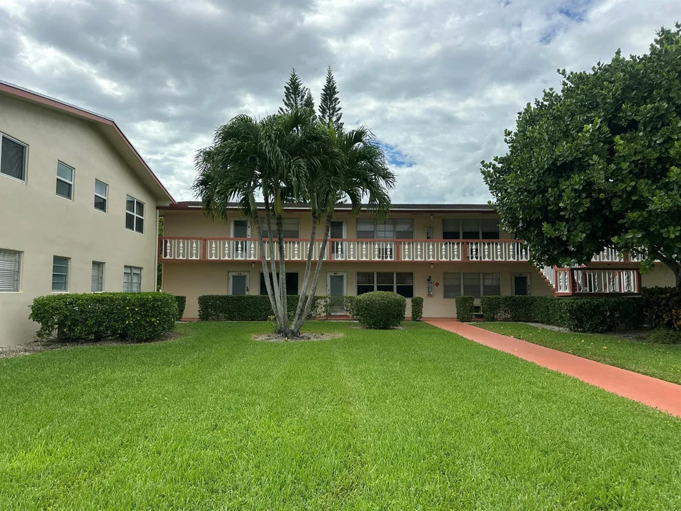 Unit for sale at 193 Chatham J, West Palm Beach, FL 33417