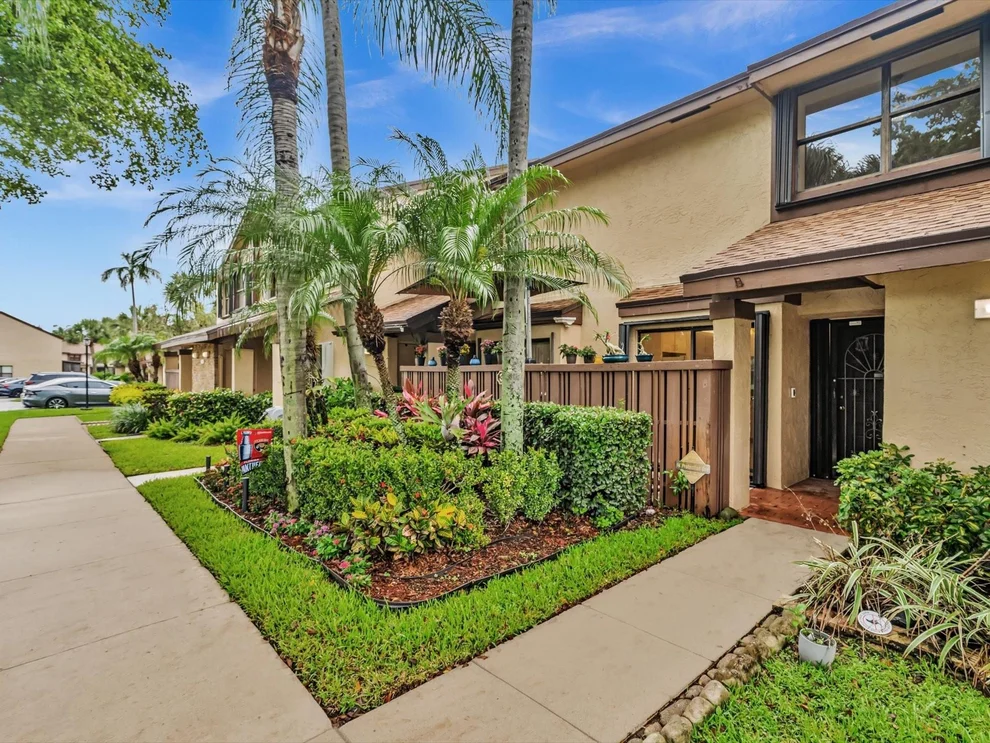 Unit for sale at 3950 Cocoplum Circle, Coconut Creek, FL 33063